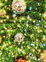 decoración del árbol de navidad con fondo bokeh, feliz navidad y vacaciones de año nuevo foto