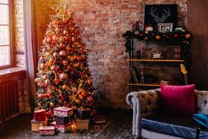 acogedor apartamento decorado para navidad foto
