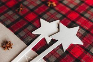 estrellas decorativas de madera para navidad foto