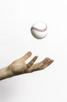 lanzamiento de beisbol en el aire foto