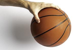 sosteniendo una pelota de baloncesto foto