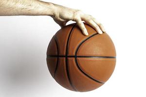 sosteniendo una pelota de baloncesto foto