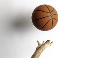 lanzar una pelota de baloncesto foto