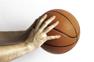 sosteniendo una pelota de baloncesto foto