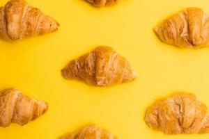 croissants estampados en superficie amarilla foto