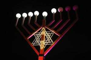 hanukkiah, menorah con nueve ramas foto