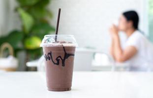 coco, chocolate helado en la taza sobre una mesa blanca en la cafetería, concepto de comida, bebida y salud, espacio para copiar foto