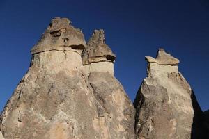 formaciones rocosas en el valle de los monjes pasabag, capadocia, nevsehir, turquía foto