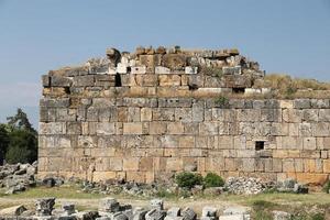 ruinas en la ciudad antigua de hierápolis, turquía foto