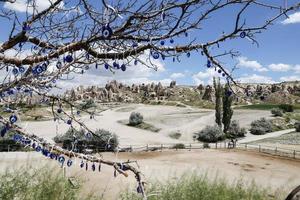 vista de capadocia con cuentas de mal de ojo foto