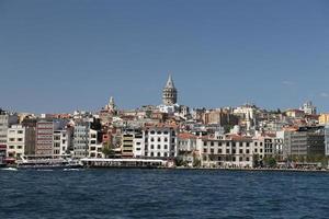 torre karakoy y galata en la ciudad de estambul foto