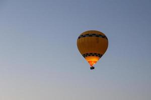 globo aerostático sobre la ciudad de goreme foto