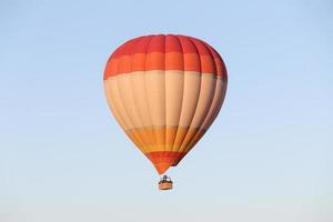 globo aerostático sobre la ciudad de goreme foto