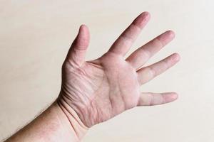 palma masculina con cinco dedos extendidos de cerca foto