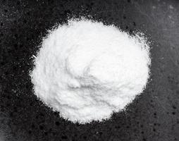 vista de la pila de azúcar dextrosa de cerca en negro foto