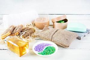 diferentes productos de spa y baño aislados sobre fondo de madera. productos para tratamientos de belleza y cuidado corporal