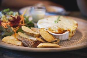 receta de horneado de queso de espinacas - famosa comida italiana deliciosa para uso de fondo foto