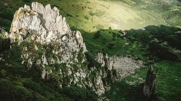 hermoso paisaje montañoso de los cárpatos, montañas verdes y acantilados shpytsi foto