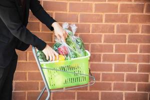 el hombre está comprando verduras frescas en la tienda del supermercado - el hombre en el concepto de estilo de vida del mercado fresco foto