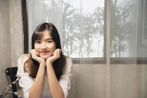 encantadora jovencita asiática portriat - concepto de estilo de vida de mujer feliz foto