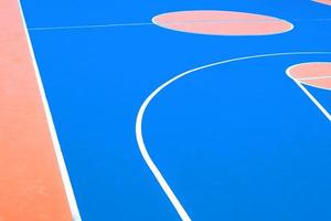 primer plano de la cancha de baloncesto. campo de baloncesto al aire libre en colores brillantes. foto