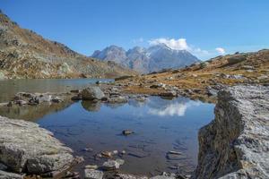 senderismo en los alpes suizos foto