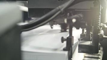 folhas de papel impressas são servidas na prensa de impressão. impressão offset, cmyk video