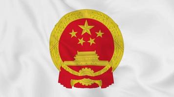 escudo de armas del emblema nacional o símbolo de china en bandera ondeante. Bucle suave de video 4k sin problemas