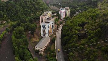 Incliner vers le haut des seaux de vue aérienne avec charge de mine transportée sur des câbles dans le complexe minier de Chiatura.Géorgie video