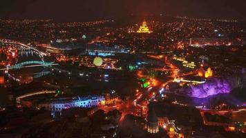 gamla sovjetiska fastighetsbyggnader på natten i huvudstaden tbilisi med ljus som släcks på natten time-lapse med kopieringsutrymme bakgrund video