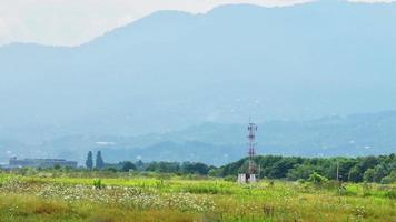 cerca de vista estática rodeada de aeropuerto con un sistema especial con sonidos de varias especies de aves para ahuyentar a las aves y proteger la pista y los aviones de accidentes video