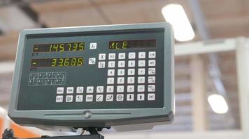 lcd-fernbedienung für maschine in der fabrik der industriellen fertigung, nahaufnahme video