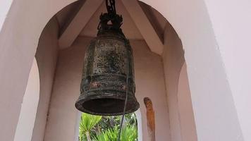las campanas de los templos en tailandia fueron golpeadas por madera. creencias budistas para la buena suerte. video