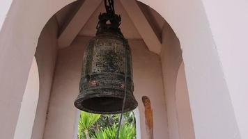 klockorna vid templen i thailand slog av trä. buddhistiska övertygelser för lycka. video