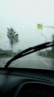 conduciendo en el coche bajo la lluvia, los limpiaparabrisas limpian el parabrisas del agua video