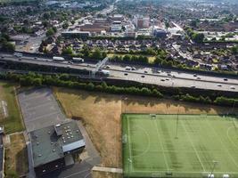 vista aérea y material de archivo en ángulo alto del parque infantil en la ciudad de luton, inglaterra, reino unido foto