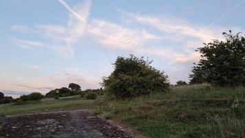 hermosa y colorida puesta de sol con nubes en el cielo foto