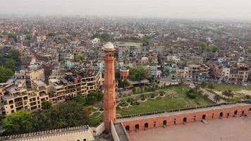 editorial. la mezquita real en lahore pakistán, vista de ángulo alto de drones de la mezquita congregacional de la era mogol en lahore, punjab pakistán foto