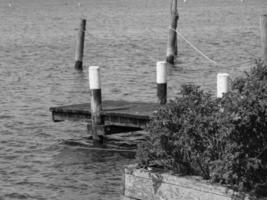 la pequeña ciudad de arnis en el río schlei foto