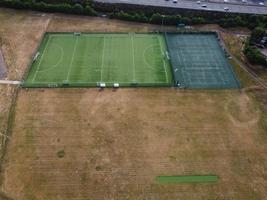 vista aérea y material de archivo en ángulo alto del parque infantil en la ciudad de luton, inglaterra, reino unido foto