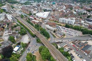 vista aérea del centro de la ciudad y los edificios en la ciudad de luton en inglaterra desde la estación central de trenes del reino unido, imágenes editoriales de ángulo alto de drones. foto
