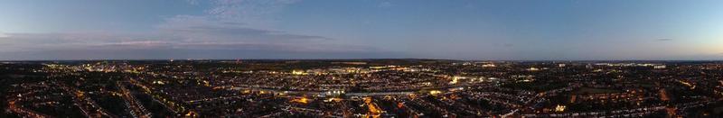 hermosa vista aérea nocturna de la ciudad británica, imágenes de drones de gran ángulo de la ciudad de luton en inglaterra reino unido foto