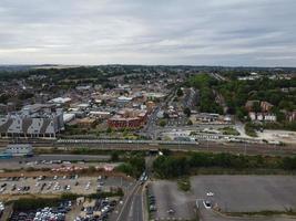 imágenes de alto ángulo de la ciudad de londres luton y vista aérea de la estación central de trenes, vías de tren de inglaterra, reino unido foto