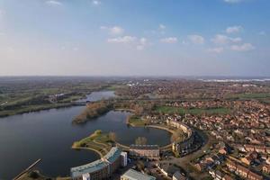 Magníficas imágenes aéreas y vistas en ángulo alto del lago británico y las carreteras con aves acuáticas foto