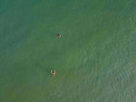 imágenes de alto ángulo y vista aérea del océano con botes de alta velocidad, la gente se divierte y disfruta del clima más cálido en la playa de bournemouth, frente al mar en inglaterra, reino unido. foto