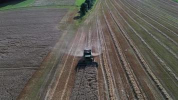 vooraanzicht vanuit de lucht van een oogstmachine video