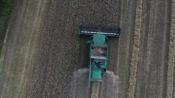 bovenaanzicht vanuit de lucht van een oogstmachine video