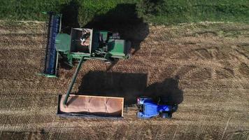 vista aérea de arriba hacia abajo de una cosechadora y un tractor video