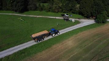 vue aérienne d'un tracteur avec remorque de côté video