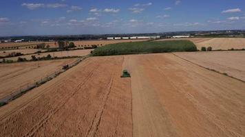 luchtfoto - vlieg over een oogstmachine video